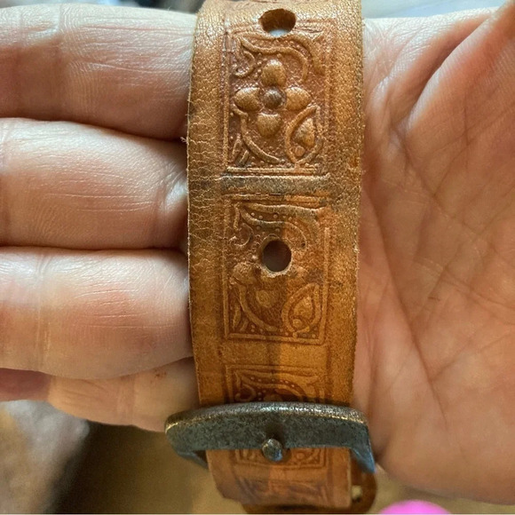 TOOLED Leather Shoulder Bag With Unique Clasp and Inside Pocket Compartments - Picture 11 of 16